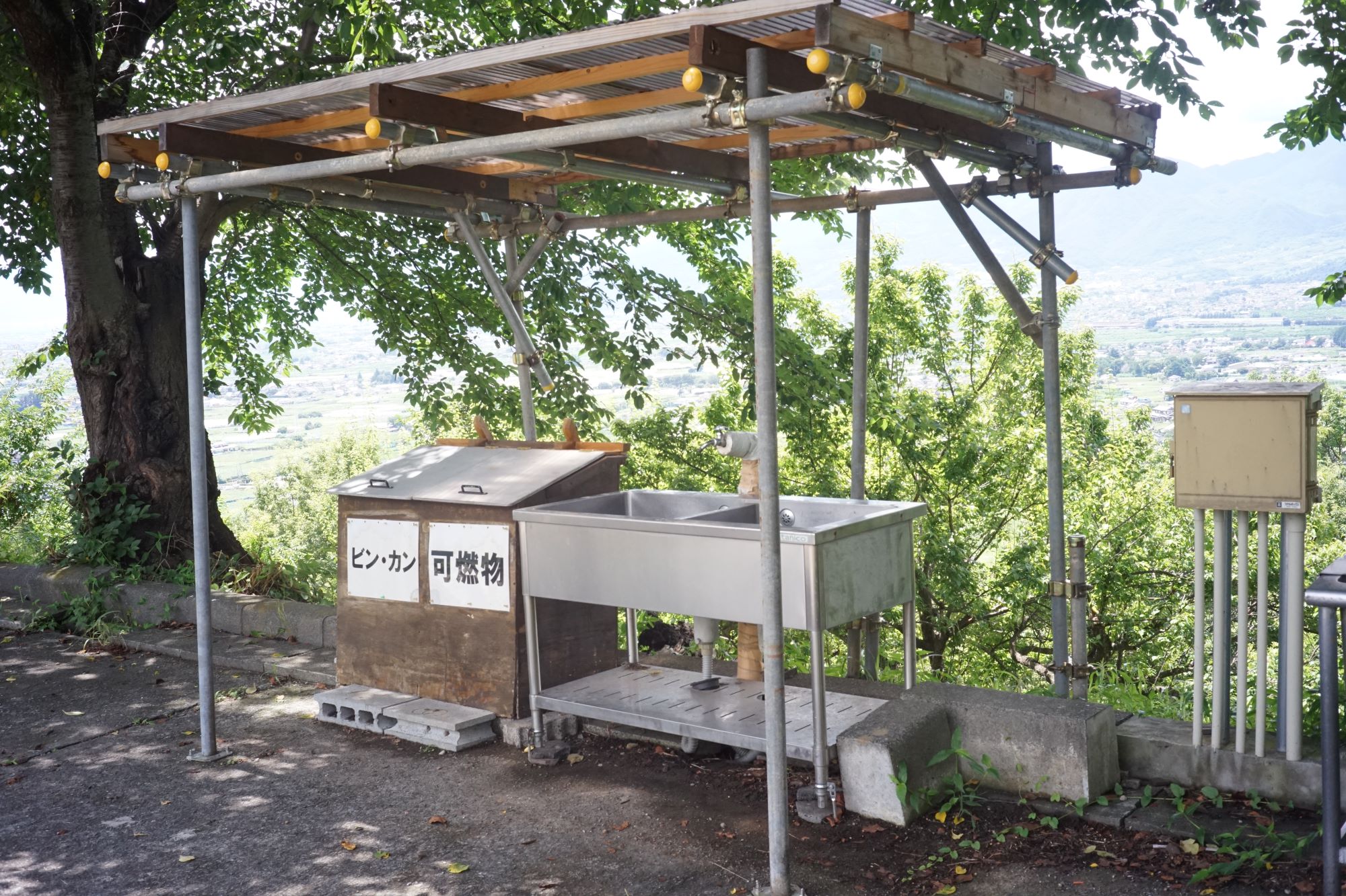 勝沼 ぶどうの丘 — 山梨県甲州市、ぶどう畑が広がる丘の上の町営宿泊施設