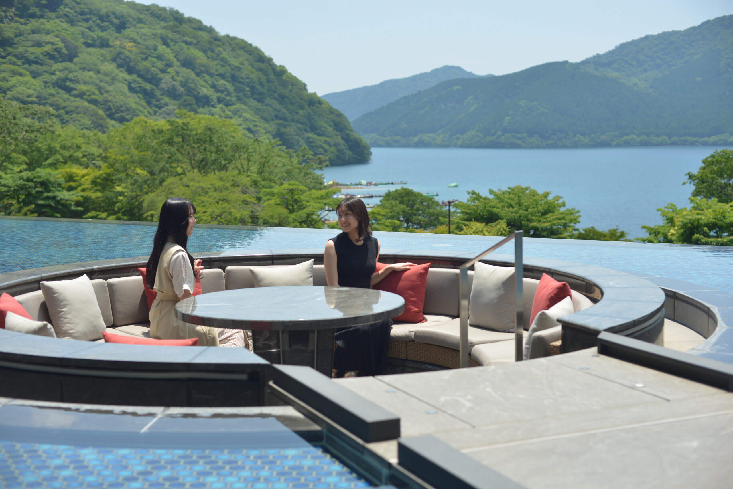 箱根・芦ノ湖 はなをり — 神奈川県箱根町元箱根桃源台 · 芦ノ湖を望むロビーラウンジを擁するリゾート