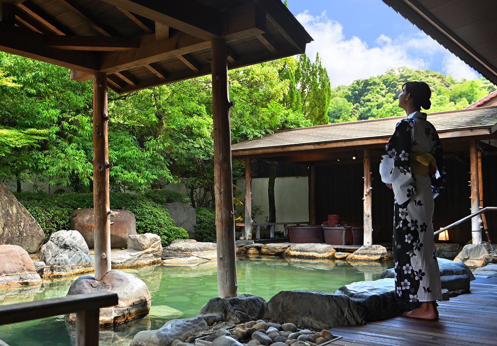三朝温泉 三朝館 — 鳥取・三朝 · 庭園と露天風呂を備えた山陰の家族向け温泉旅館