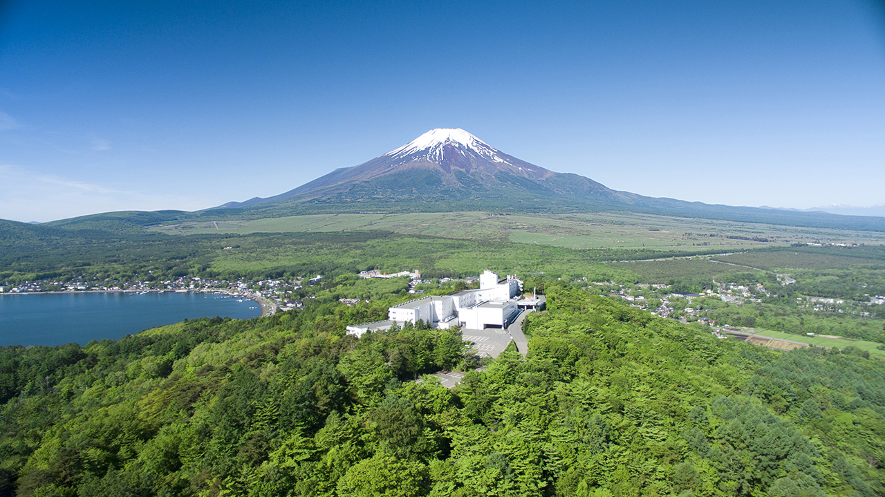 ホテルマウント富士 — 山梨・山中湖 · 山中湖畔の高台から富士山を望むリゾートホテルの眺望