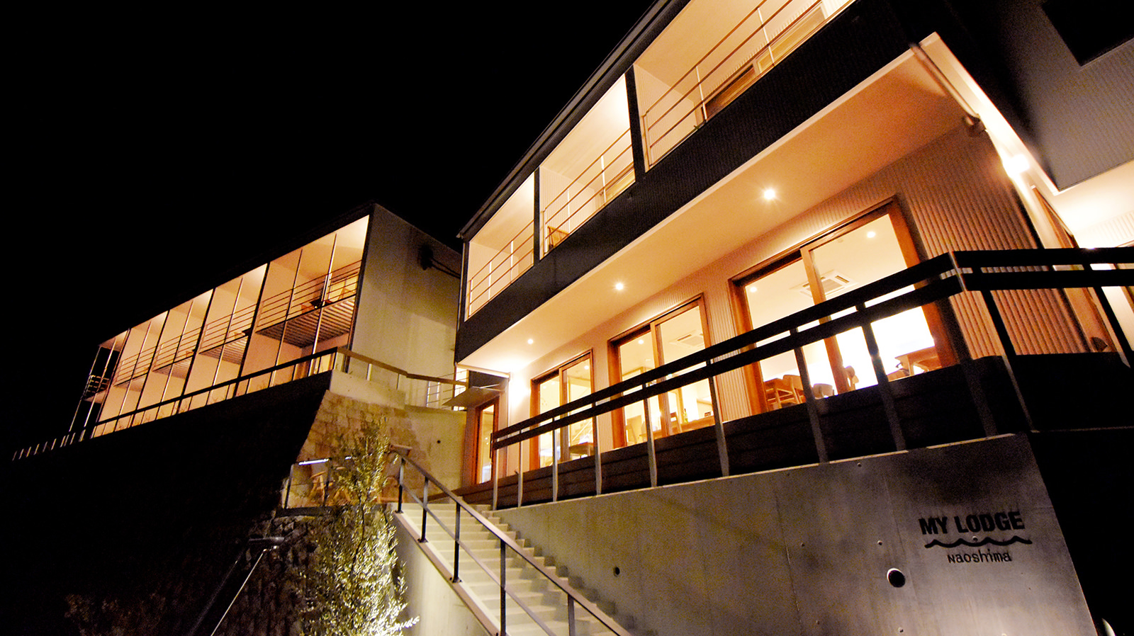 MY LODGE Naoshima — 香川県直島町 · 瀬戸内海を見下ろす斜面、無印良品の家具と無垢材で構成された17室のロッジ