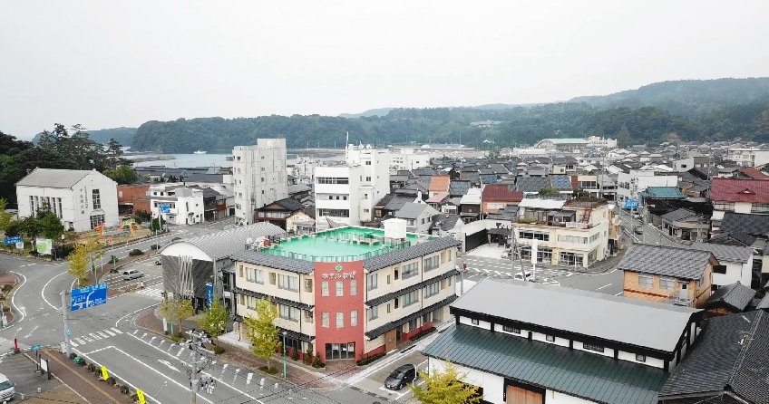 ホテルおぎ — 佐渡市小木 · たらい舟で知られる小木港から徒歩5分の宿