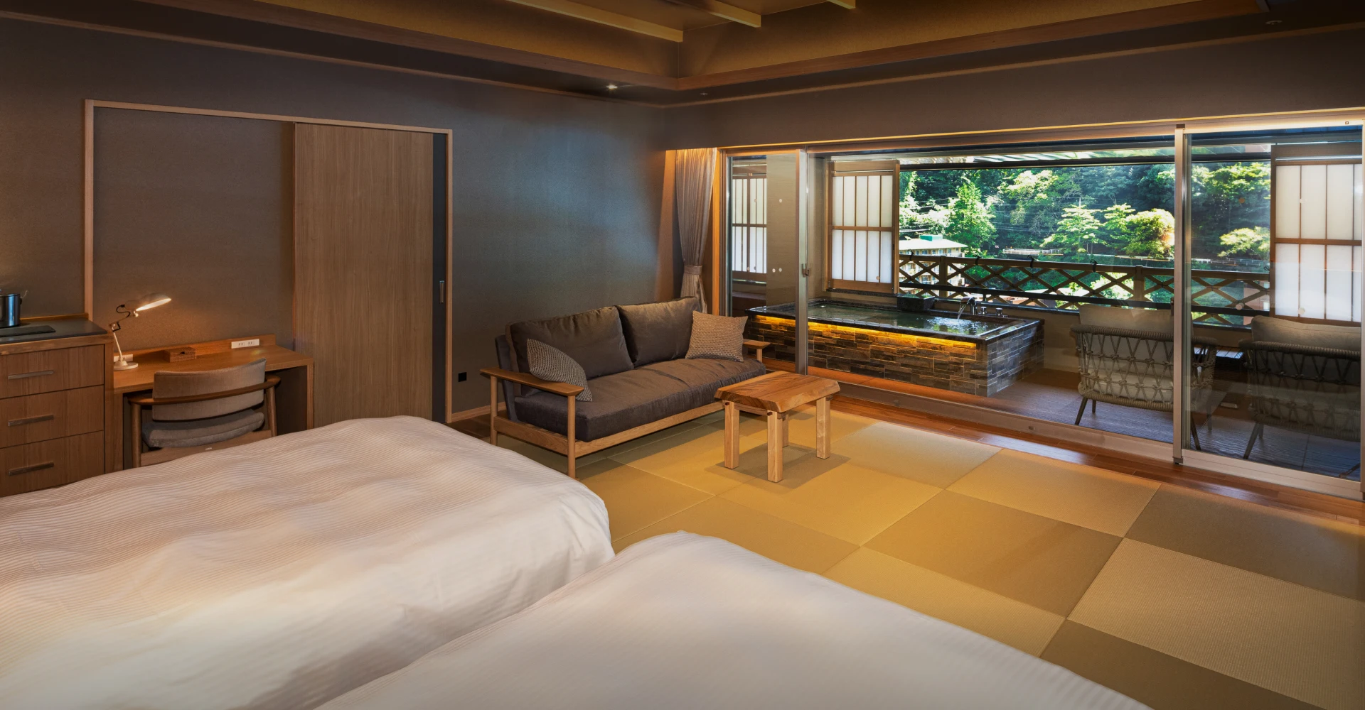 箱根湯本温泉 ホテルおかだ — 神奈川・足柄下郡箱根町湯本茶屋 · 5 本の自家源泉と多彩な湯殿をもつ家族向け中規模旅館