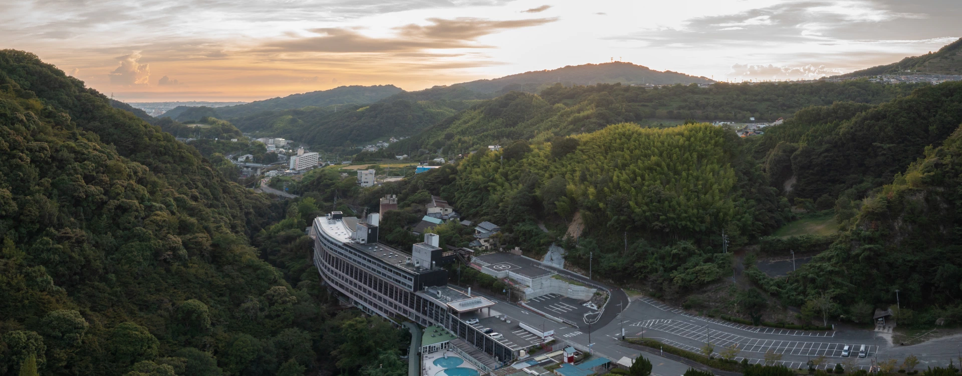 奥道後 壱湯の守 — 愛媛・松山市、石手川上流の谷あいに広がる西日本最大級の露天風呂