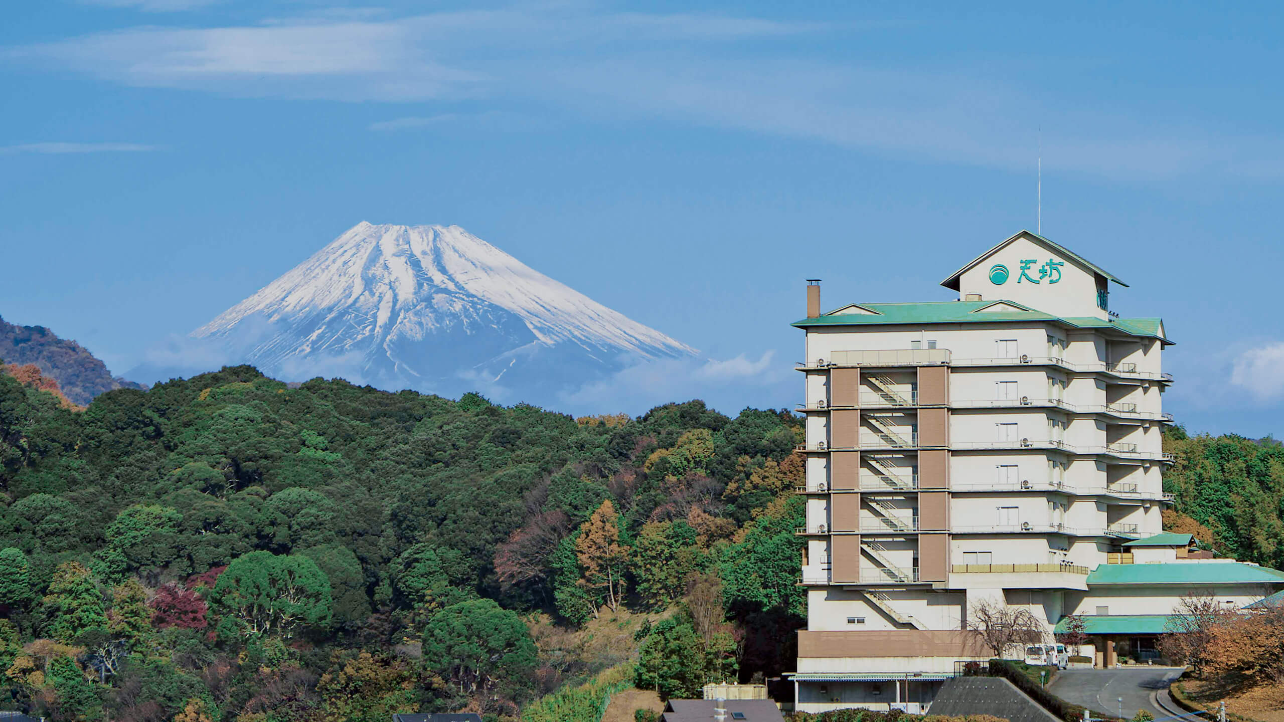 ホテル天坊 — 静岡・伊豆長岡温泉 · 庭園を備えた伊豆の家族向け温泉旅館の外観