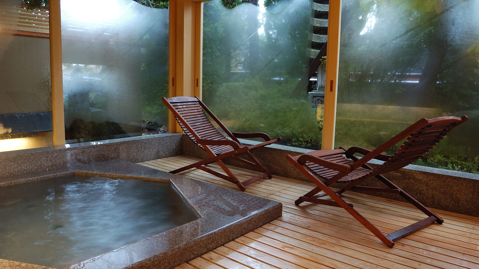 飛騨古川 八ツ三館 — 岐阜県飛騨市 · ガラス張りの貸切風呂と縁側のリクライニングチェア