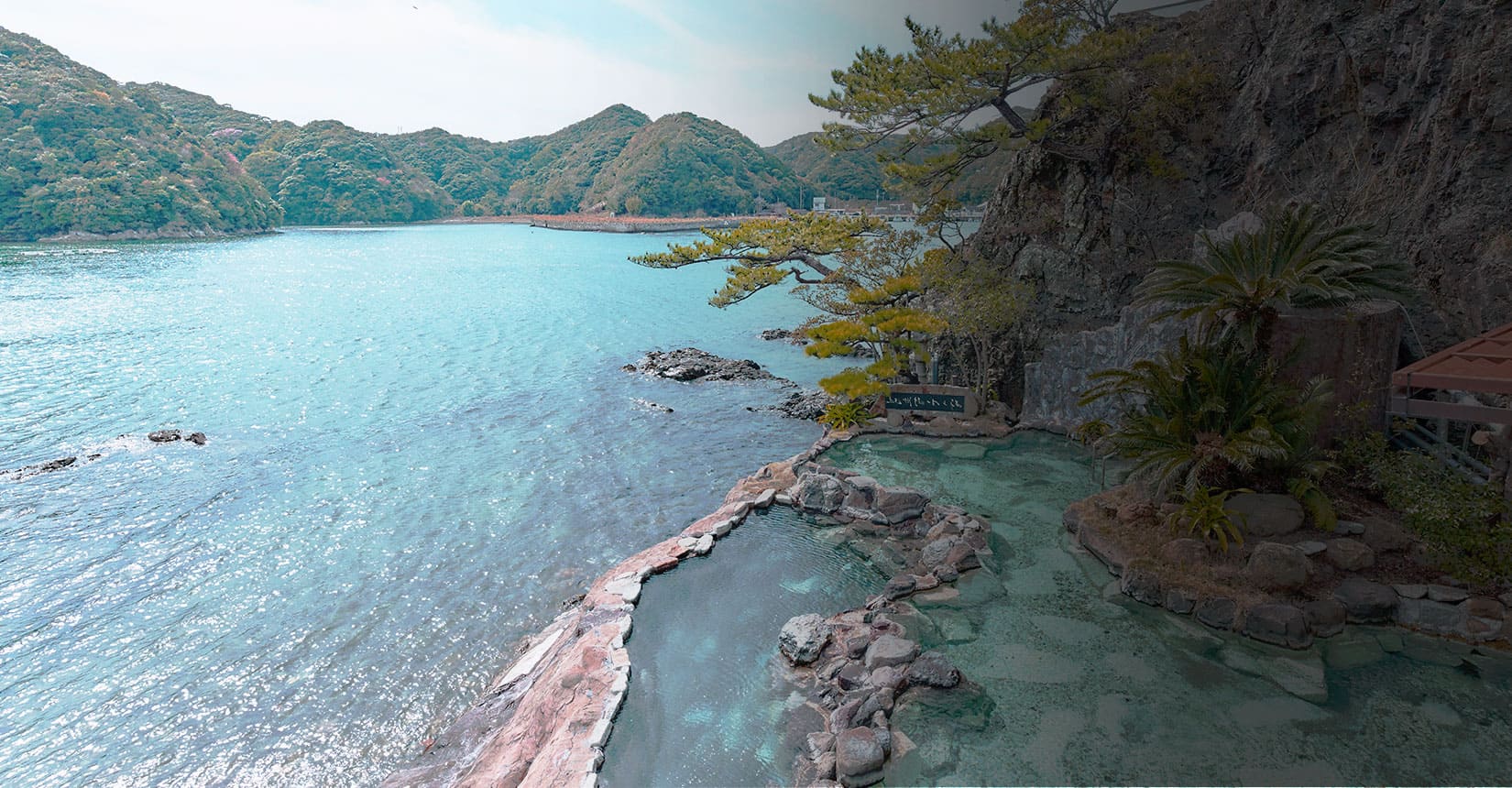 碧き島の宿 熊野別邸 中の島 — 和歌山・那智勝浦 · 観光桟橋から船で渡る島の温泉旅館