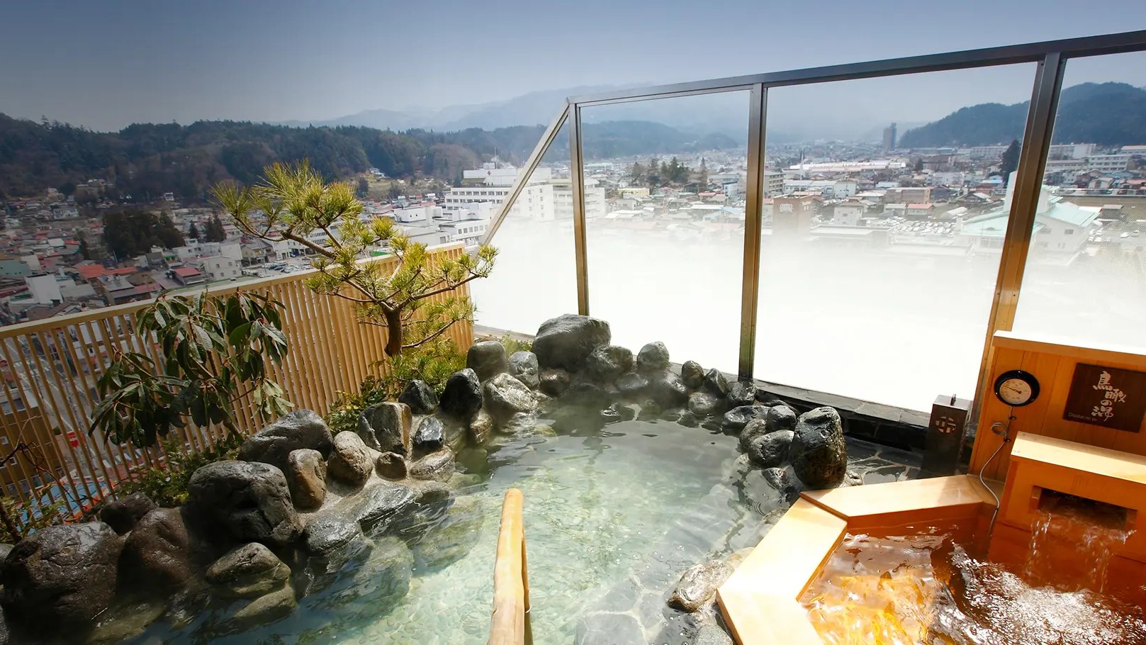 飛騨花里の湯 高山桜庵 — 高山市花里町 · 13階の展望露天風呂から望む高山市街と北アルプスのパノラマ