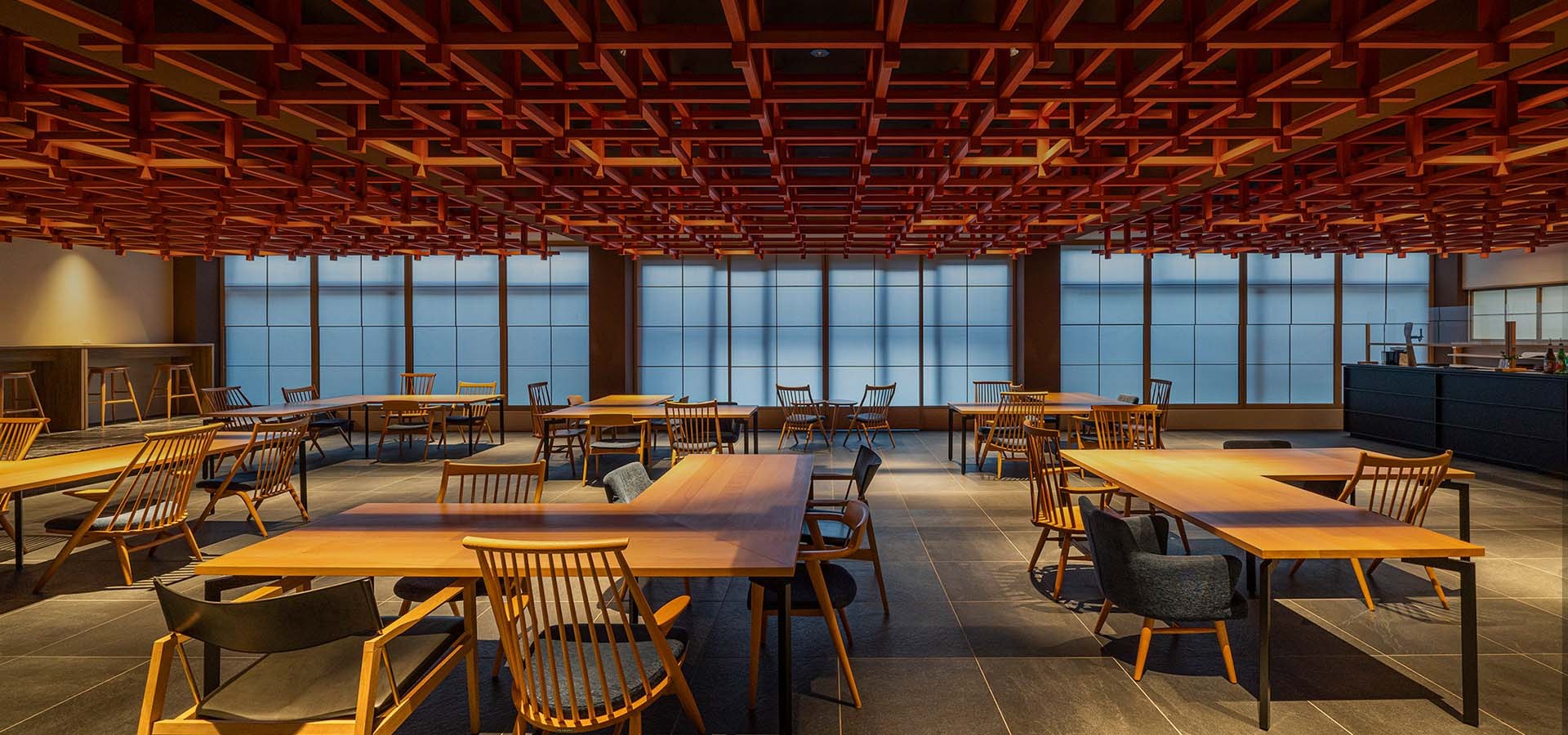 HOTEL WOOD 高山 — 高山市上二之町 · 木組みの天井が連なる木造ホテルのラウンジ、2019年開業