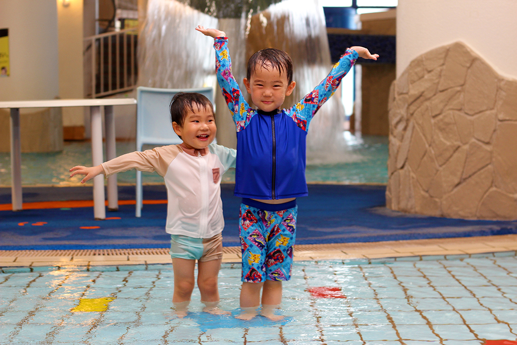 シャトレーゼ ガトーキングダム サッポロ — 北海道札幌市・水深 15cm の幼児プールから 100cm のジャンボプールまで揃う通年型屋内ウォーターパーク
