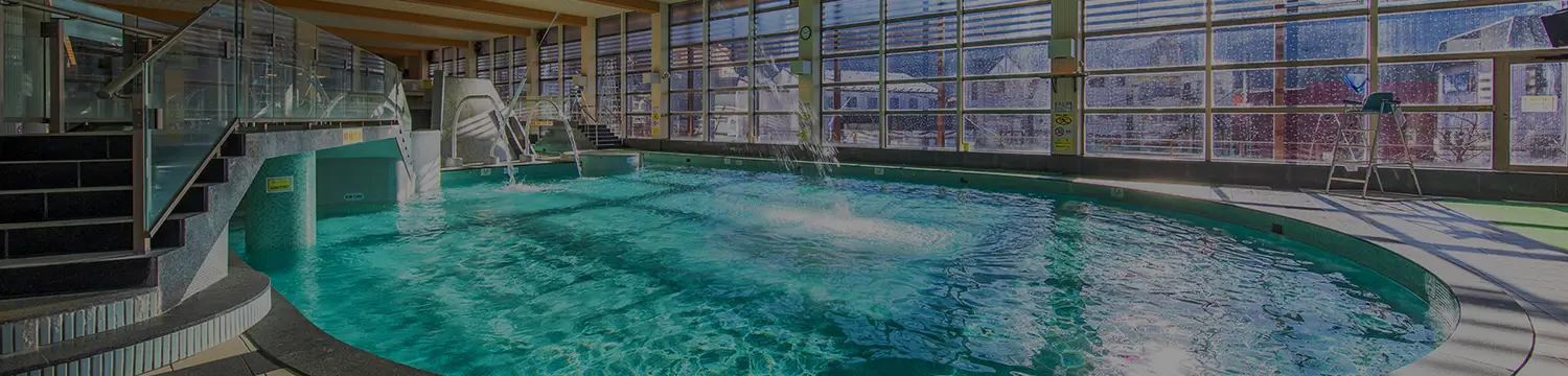 日光きぬ川ホテル三日月 — 栃木県日光市・鬼怒川温泉の全天候型ガーデンスパとウォータースライダー、22 種の温泉