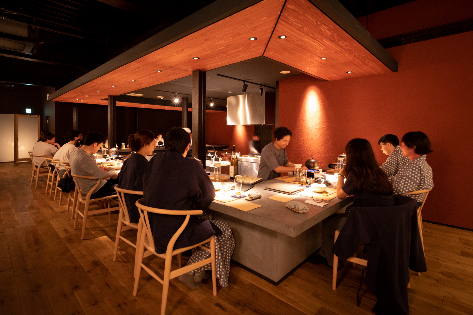 山形座 瀧波 — 山形・赤湯温泉 · オープンキッチンを囲む夕食カウンター、料理長が目の前で仕上げる