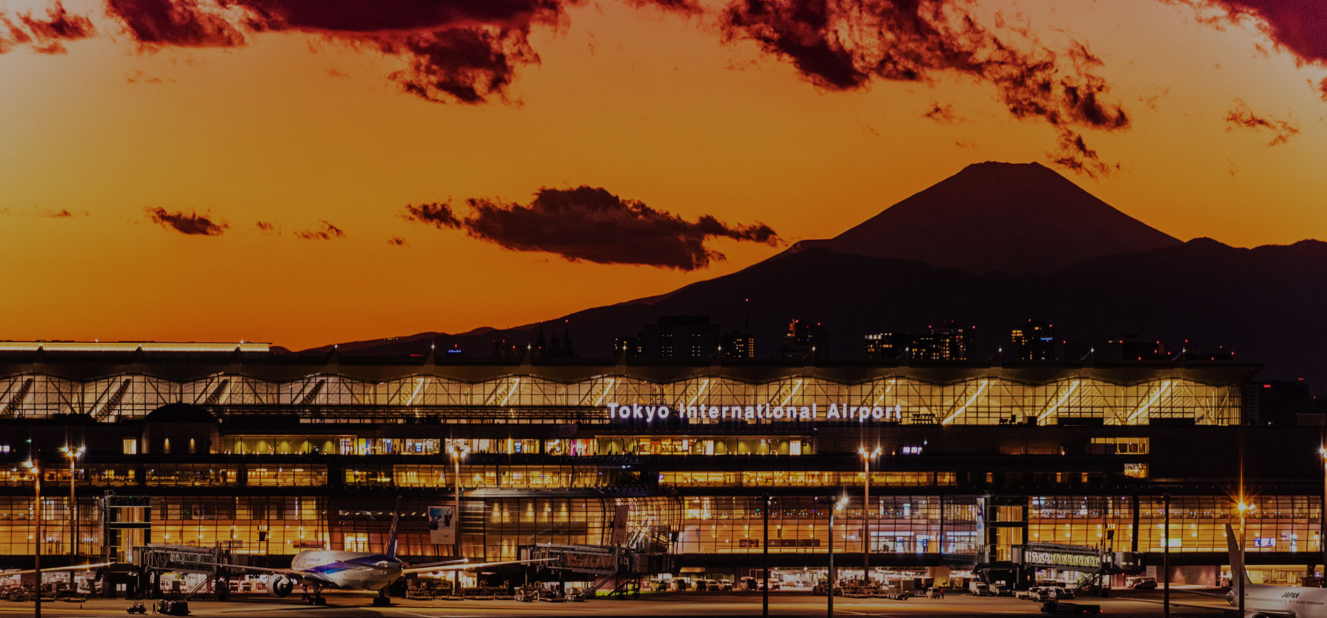 ヴィラフォンテーヌプレミア羽田空港 — 大田区羽田空港・第3ターミナル直結 · 滑走路を望むエアポートホテル外観