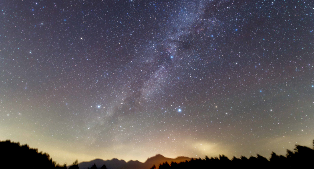 八ヶ岳グレイスホテル — 野辺山高原の夜空に流れる夏の天の川（撮影: ホテル公式）