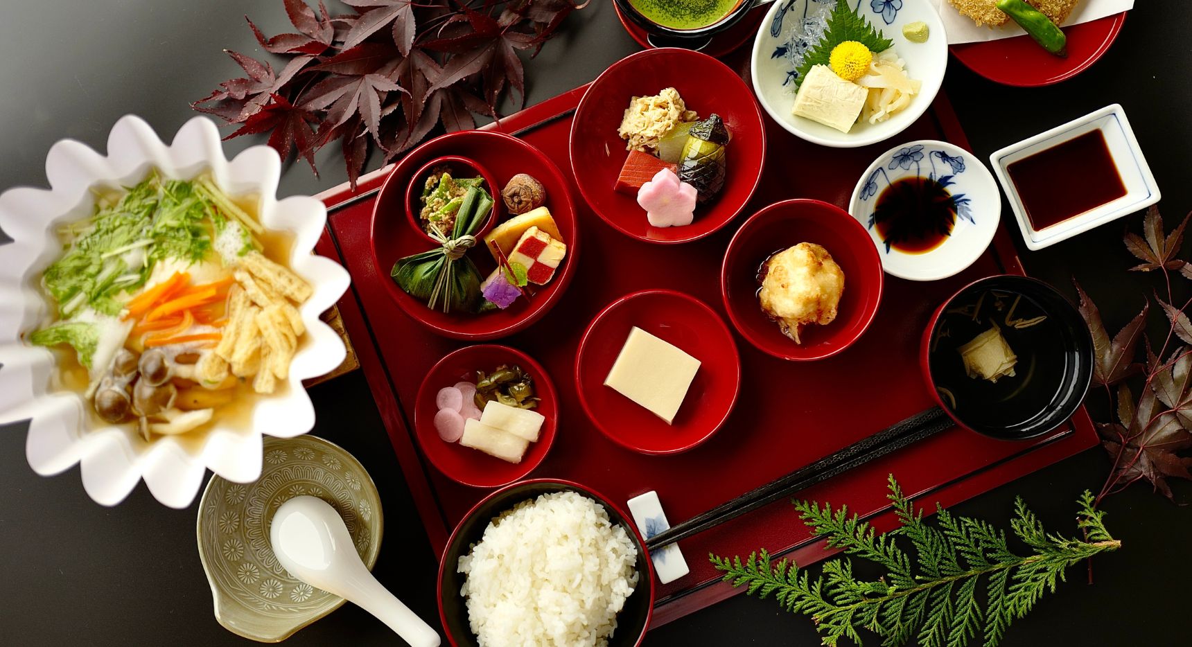 延暦寺会館 — 滋賀・大津 比叡山東塔 · 奈良時代から受け継がれる精進料理の朝食膳