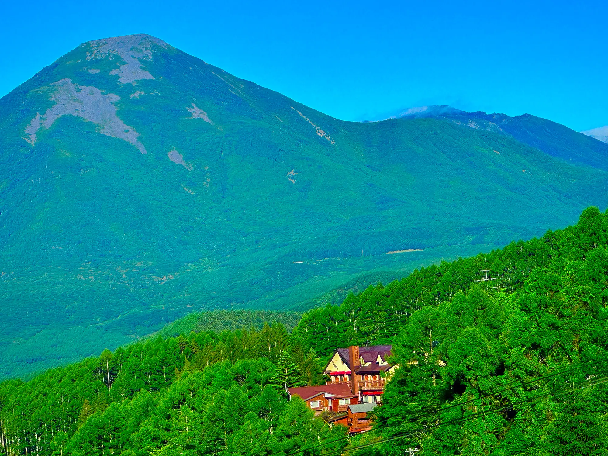 温泉山岳ホテル アンデルマット — 長野・姫木平 · 標高1,500mの森に建つスイス風の山岳ホテル外観
