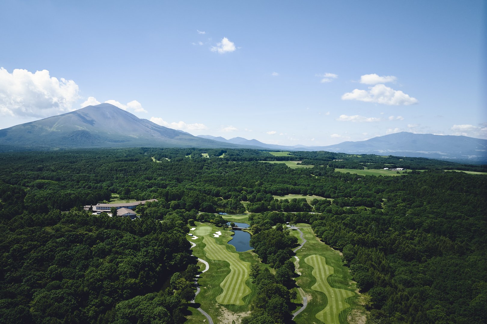 ANAホリデイ・インリゾート軽井沢 — 長野原町・北軽井沢 · 浅間山の裾野に広がる森と高原の空撮
