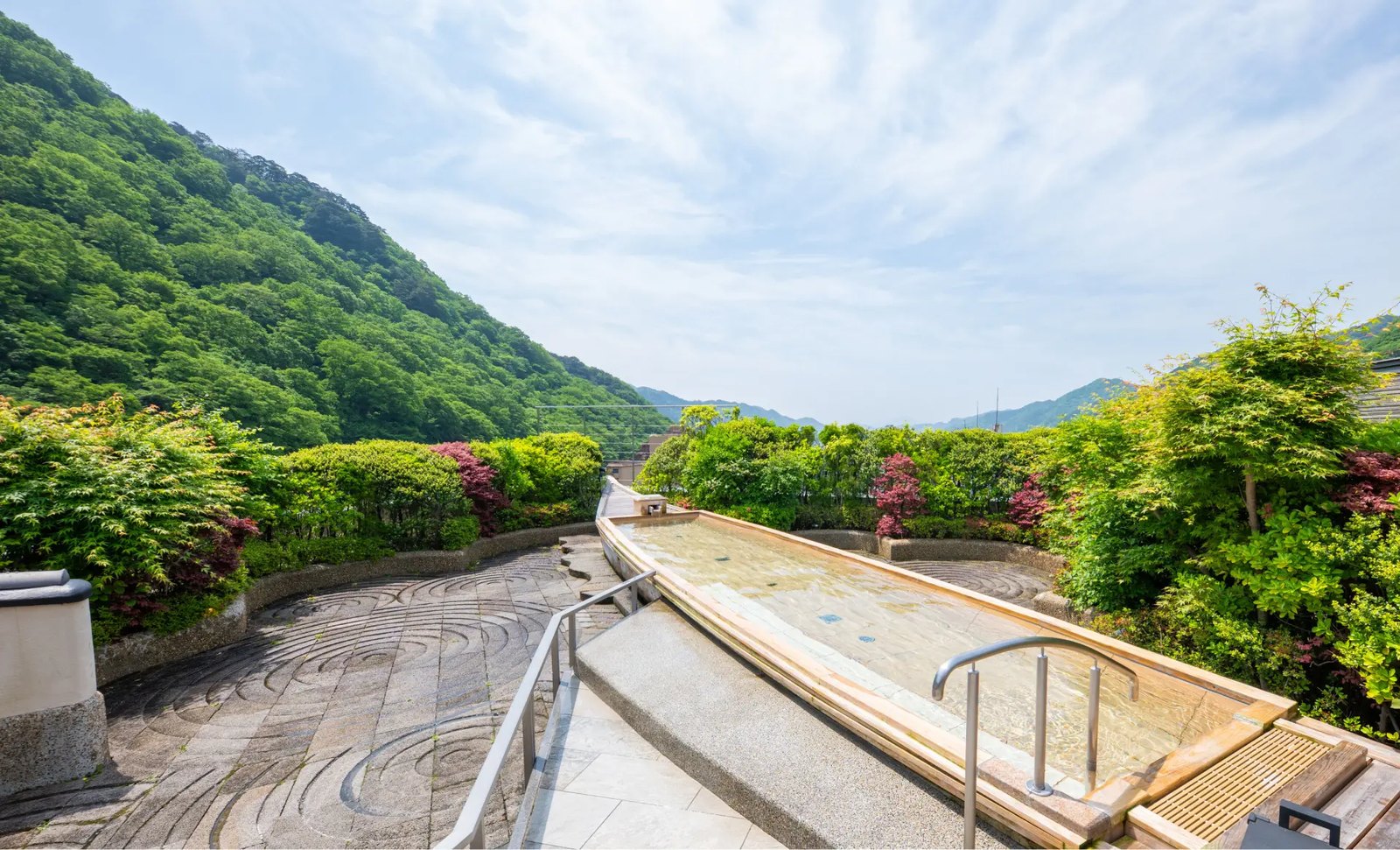 鬼怒川温泉 あさやホテル — 栃木・日光市 · 大露天風呂と貸切風呂を備える192室の大型温泉ホテル