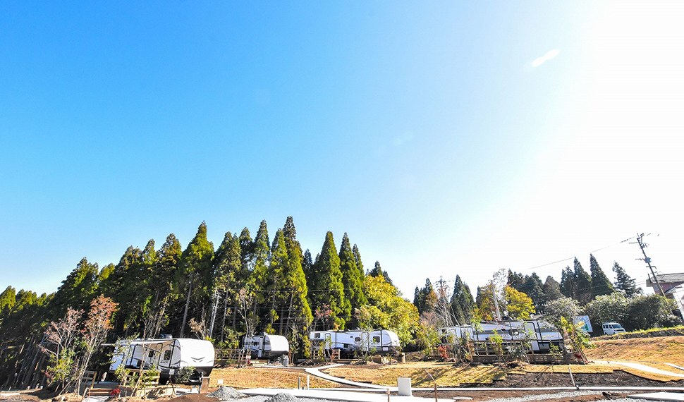 FRANPING VILLAGE 阿蘇 — 阿蘇市乙姫 · トレーラーハウスのグランピング施設、屋根付きテラスでBBQ
