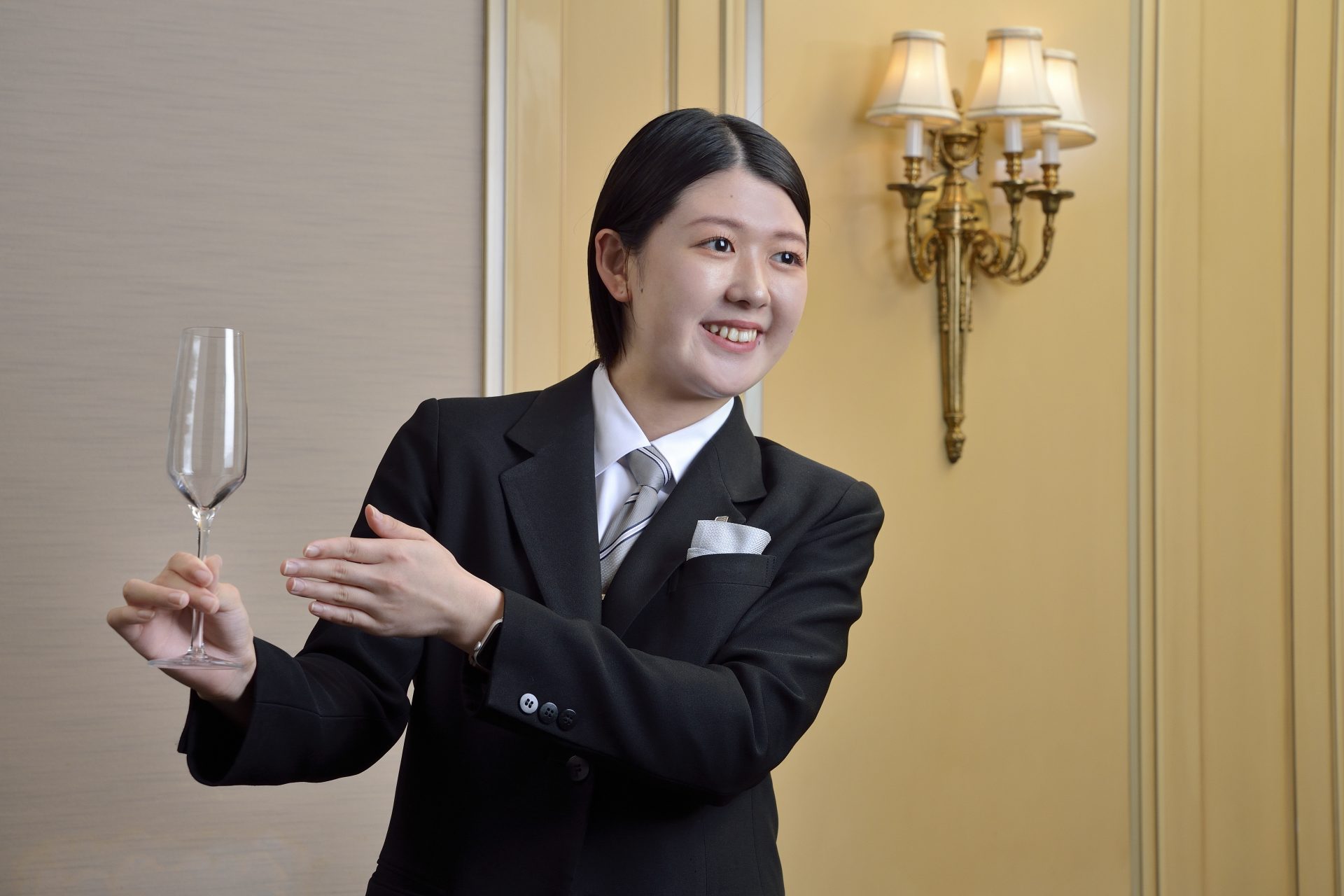 ホテル椿山荘東京 — 東京・文京区関口 · レストランサービス技能士による子ども向けテーブルマナー講習の様子