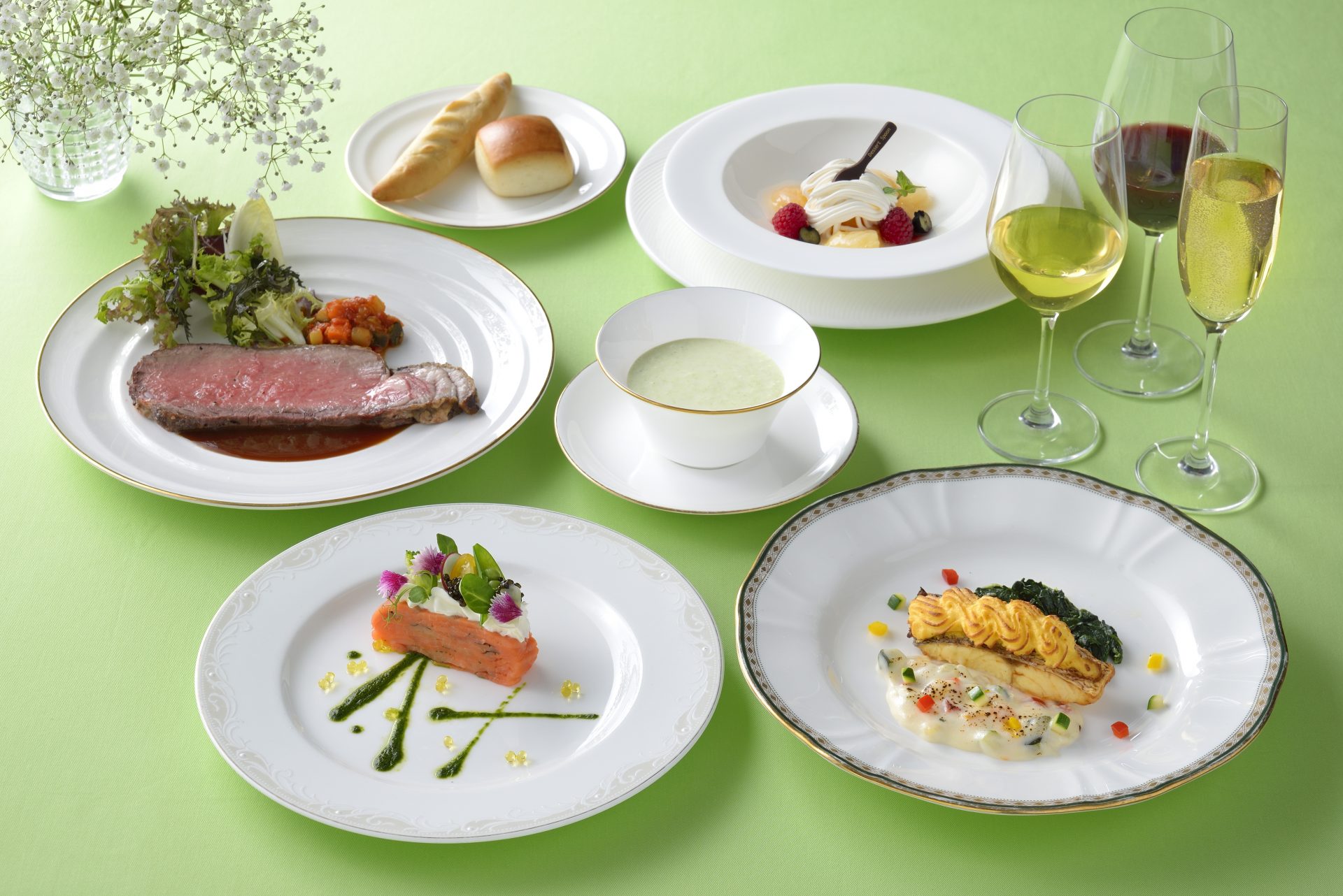 ホテル椿山荘東京 — フランス料理コースが供される宴会場のテーブルセット