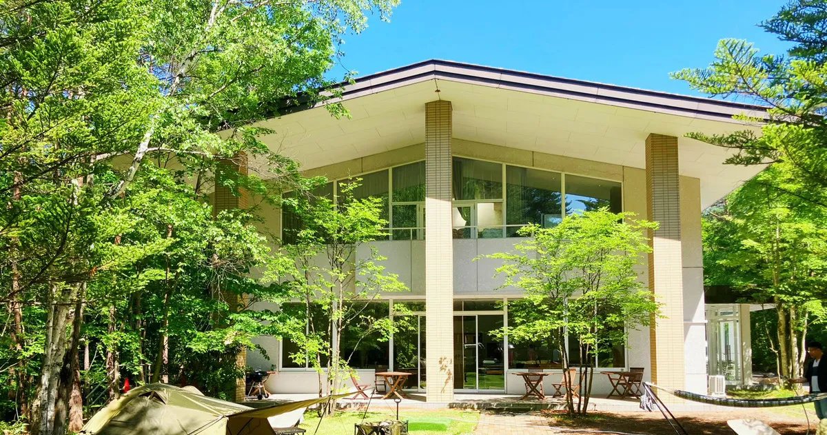 北軽井沢Golden Forest Hotel — 長野原町・北軽井沢 · 2023年開業、森に囲まれたガラス張りの外観