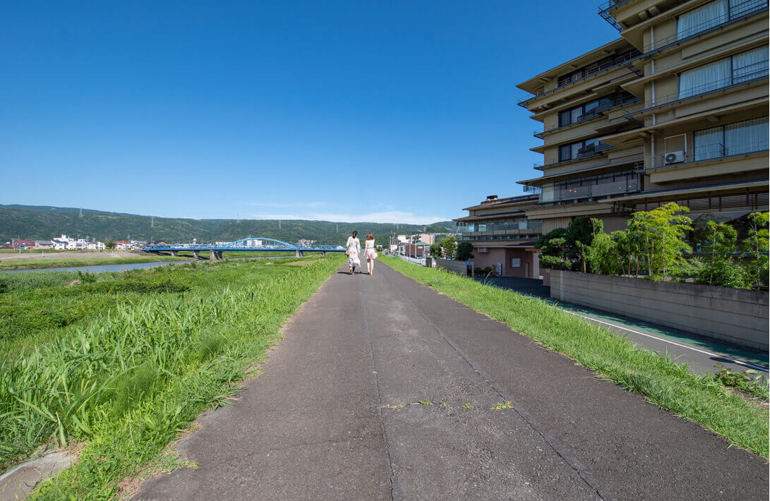 伊豆長岡温泉 富嶽はなぶさ — 静岡・伊豆長岡 · 狩野川沿いの遊歩道から望む宿の外観