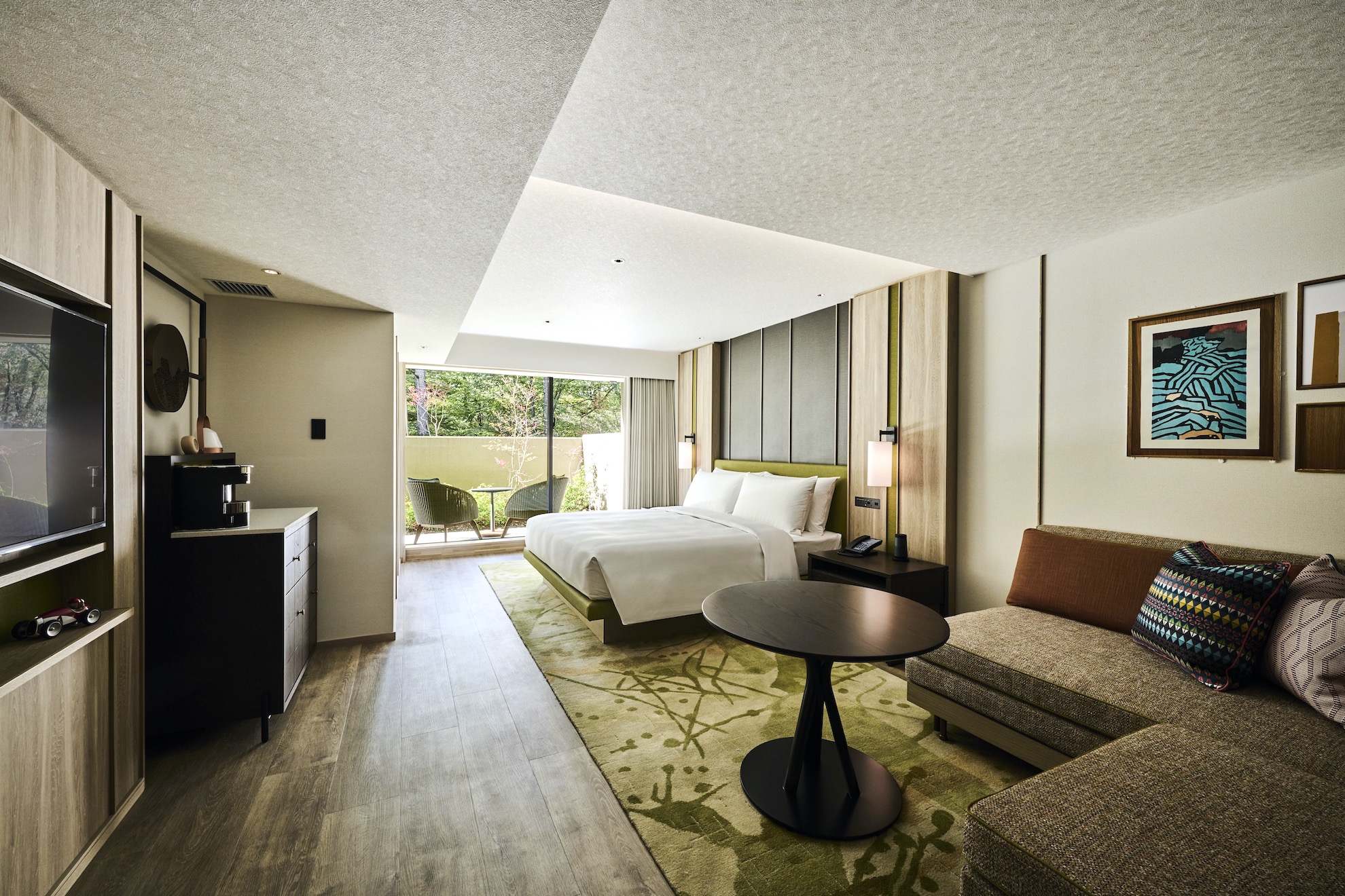 ホテルインディゴ軽井沢 — 中軽井沢 · 別荘地の木立に溶け込む新しいデザインホテル、専用庭付きの客室棟