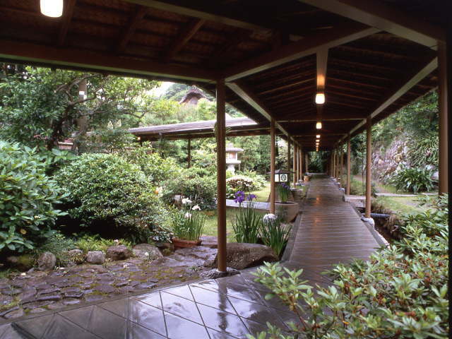 離れ家 石田屋 — 静岡・河津温泉郷 · 庭に点在する離れをつなぐ屋根付きの渡り廊下