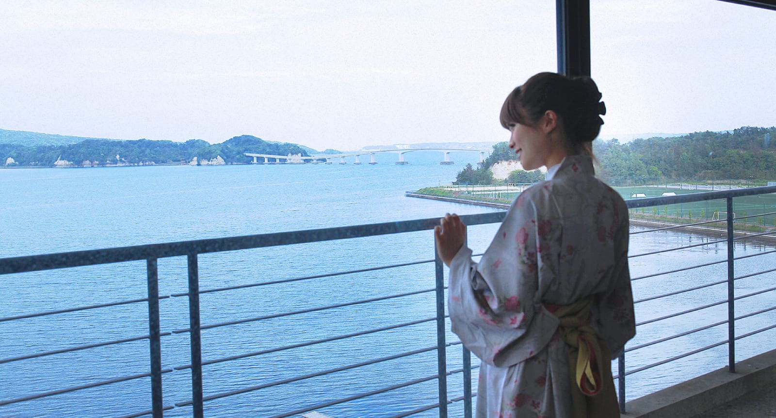 和倉温泉 宿守屋寿苑 — 石川・和倉 · 七尾湾と能登島大橋を望むテラス