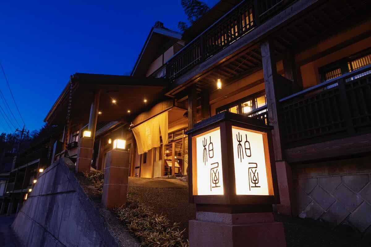 四万温泉 柏屋旅館 — 群馬・中之条町 · 3つの貸切露天風呂を予約不要・無料で楽しめる14室の温泉宿