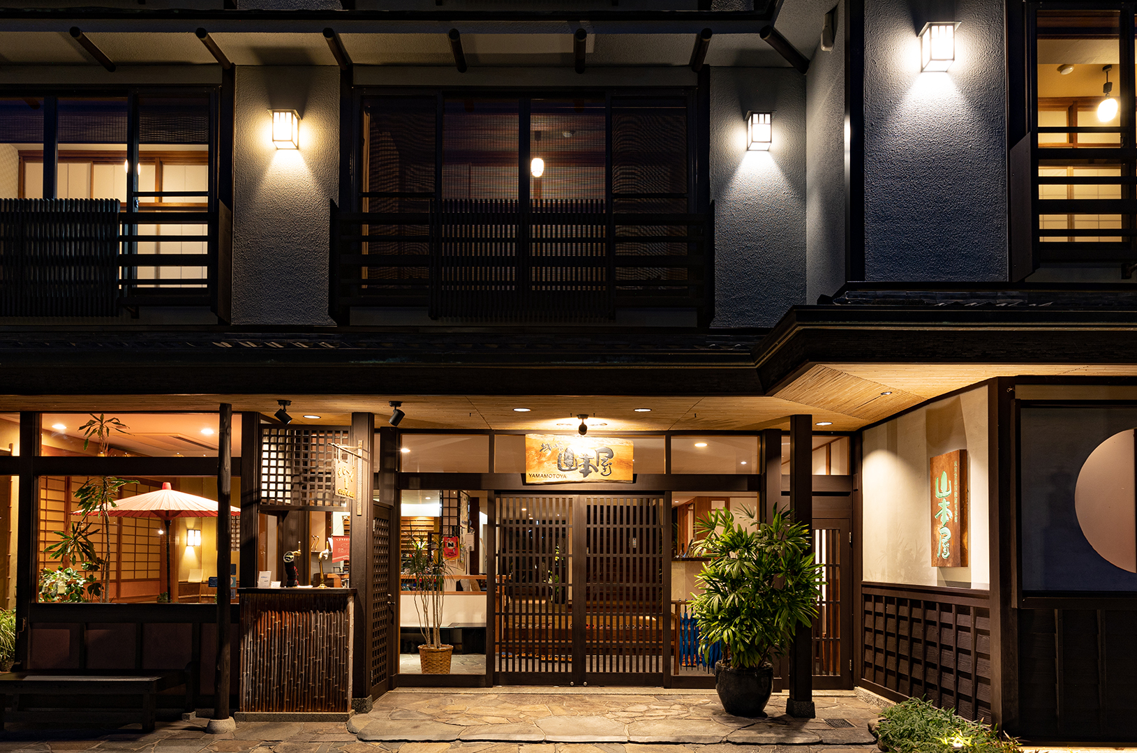 城崎温泉 山本屋 — 兵庫・城崎温泉 · 一の湯目の前、創業 130 年余の老舗旅館 20 室
