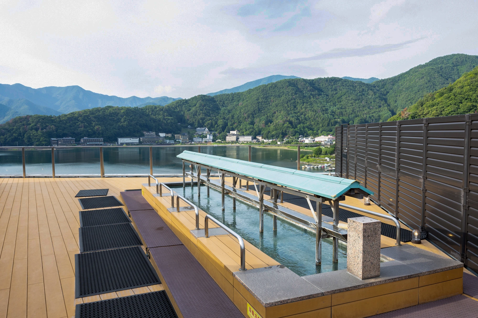 湖南荘 — 山梨・河口湖温泉 · 河口湖畔の眺望と家族向け設備のそろう温泉旅館