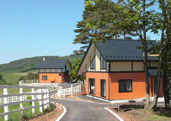 くずまき高原牧場 交流館プラトー — 岩手・葛巻町 · 公共牧場併設の宿泊棟とコテージ