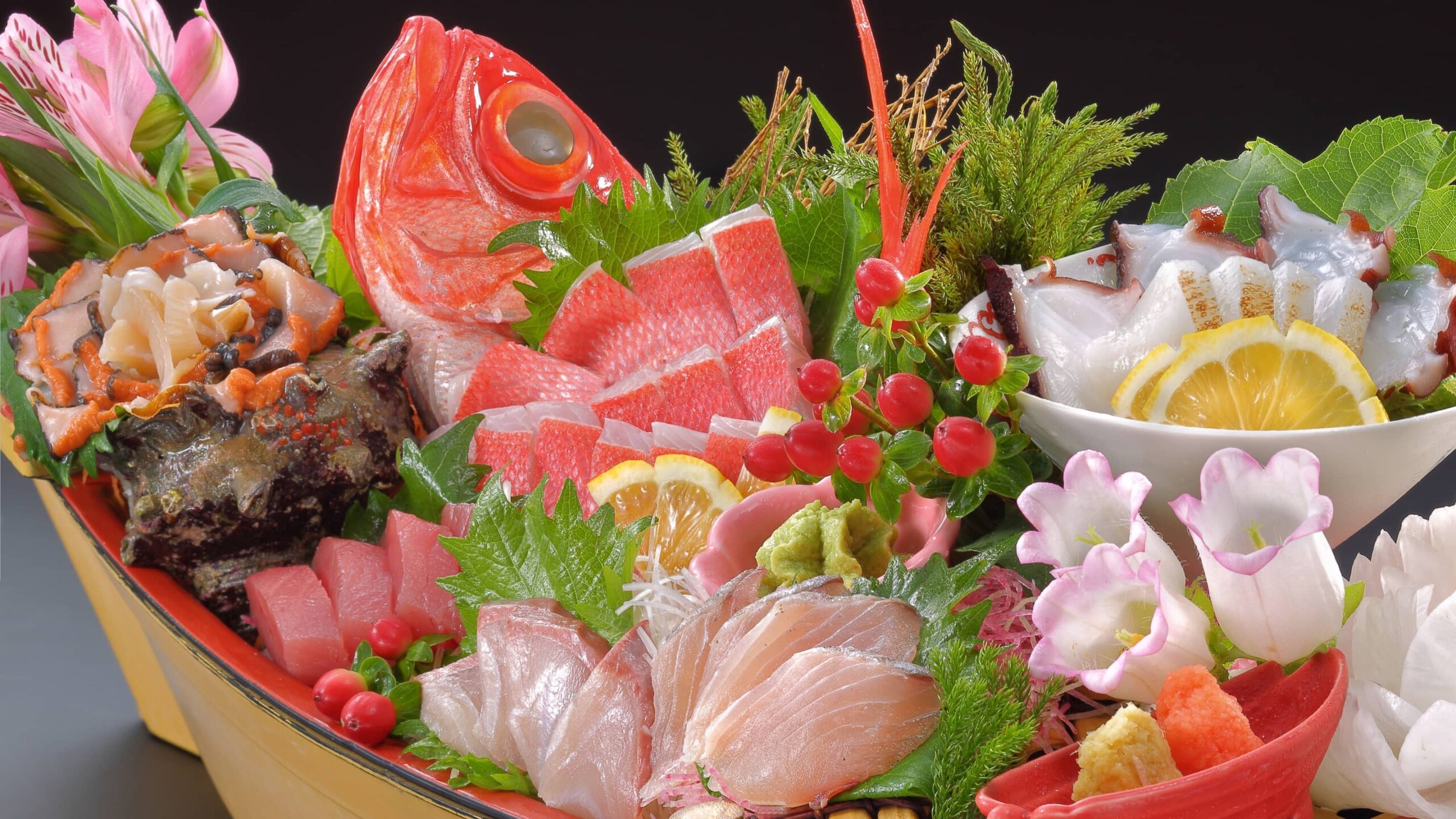 たてやま温泉 千里の風 — 千葉県・館山市 · 宿の前に平砂浦海岸。夏は屋外プールも開き、海とプ