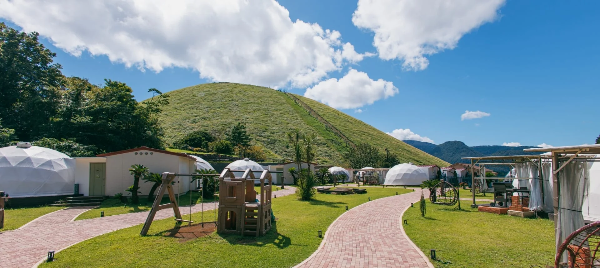 GLAMPING 伊豆シャボテンヴィレッジ — 静岡・伊豆高原 · エアコン完備ドームテントとバス・トイレ一体キャビン