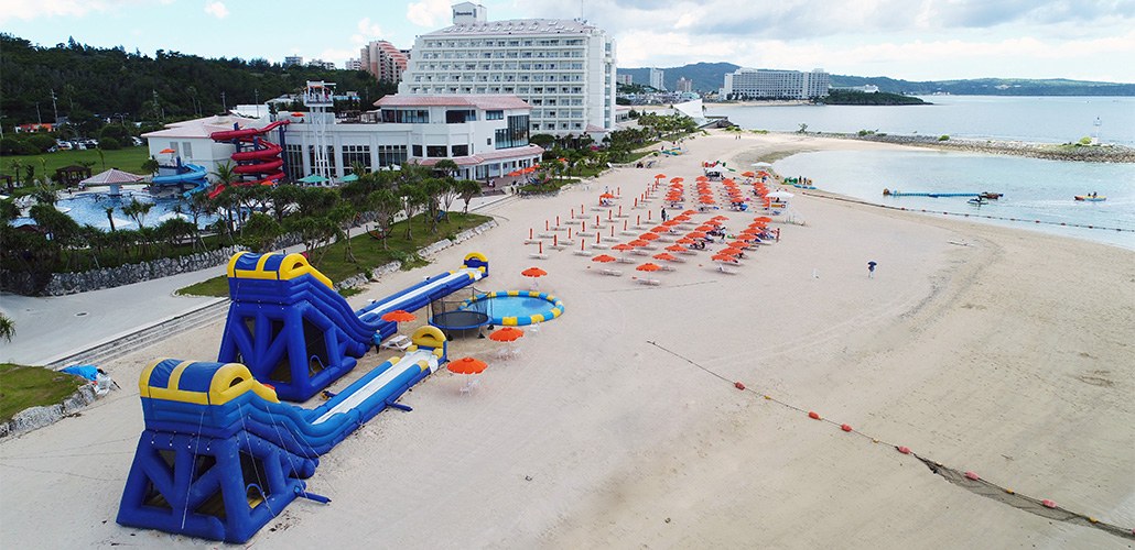シェラトン沖縄サンマリーナリゾート — 恩納村 · ガーデンプールと天然ビーチが隣接するリゾート全景