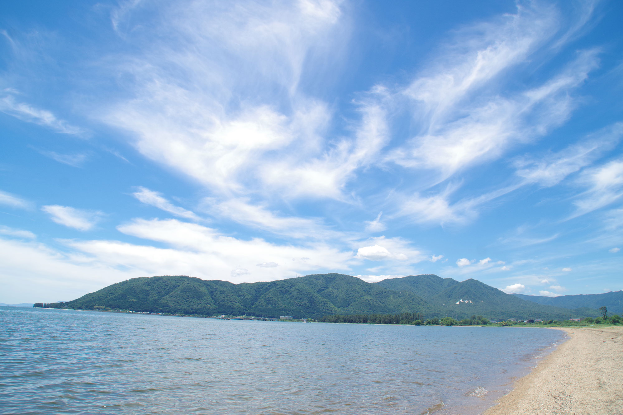 白浜荘 — 高島市・近江白浜 · 日本の渚100選に選ばれた遠浅の浜に面した湖畔旅館