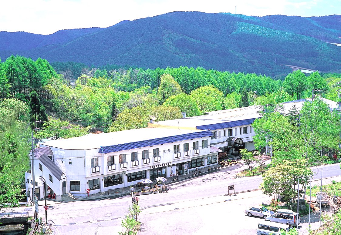 ホテル白樺荘 菅平高原 — 長野・上田 · 標高1300mの高原に建つリゾートホテルの全景