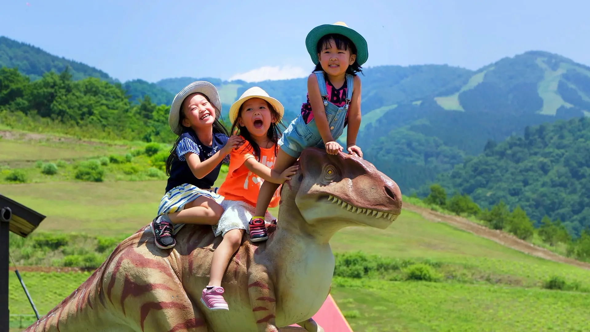 ホテルハーヴェスト スキージャム勝山 — グリーンシーズンのアクティビティ風景、家族で楽しむ自然体験