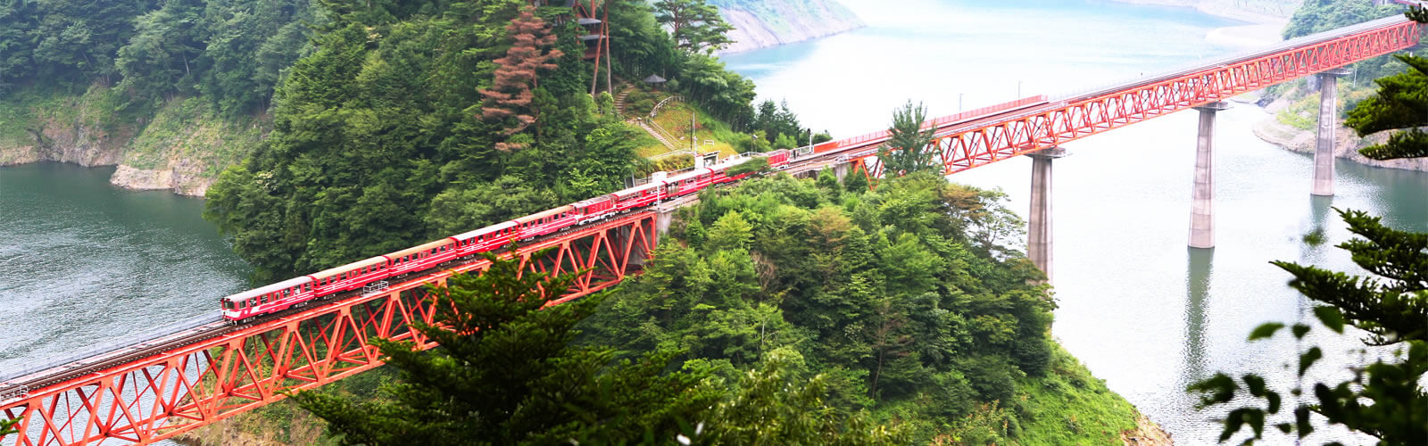 翠紅苑 — 川根本町寸又峡 · 奥大井の湖に架かる橋を渡る井川線アプト式列車(南アルプスあぷとライン)