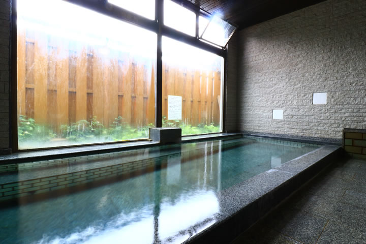 片品温泉 旅館うめや — 群馬・片品村 · 尾瀬の麓、硫黄香る源泉かけ流しの内湯
