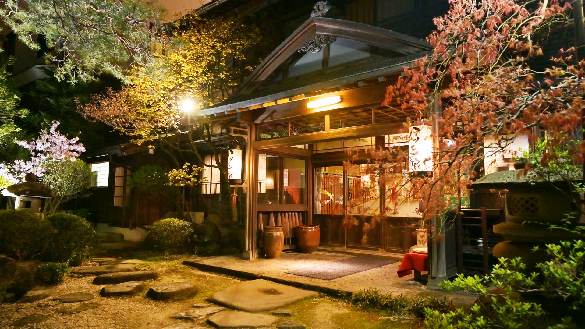 八ツ三館 — 岐阜・飛騨市古川町 · 明治・大正・昭和の三棟が残る登録有形文化財の老舗旅館