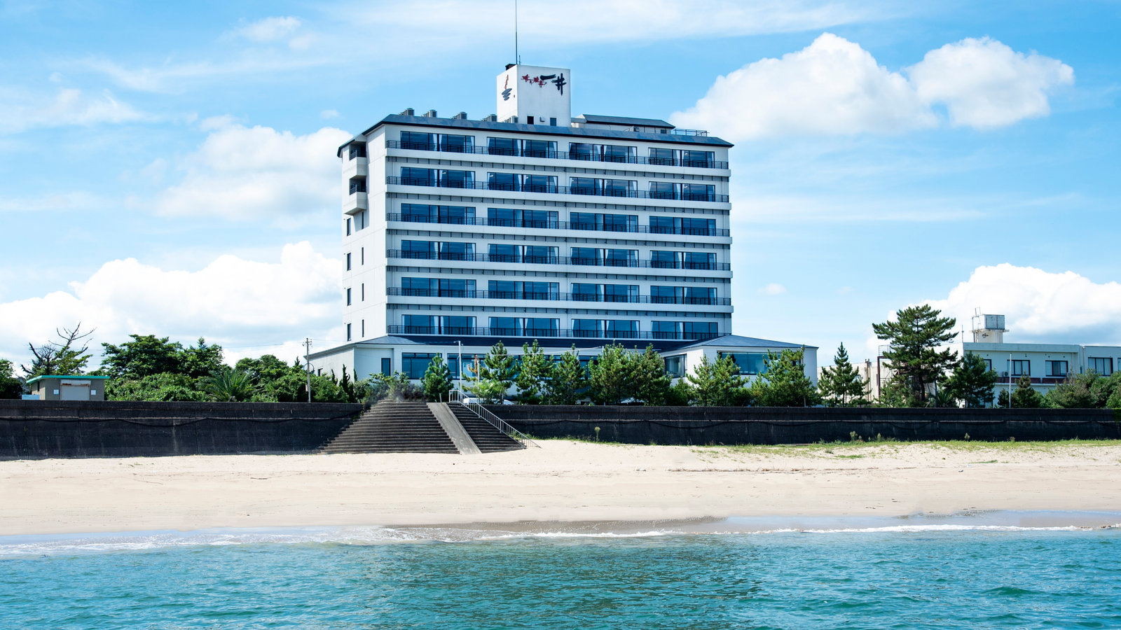 浜の雅亭 一井 — 三重・鳥羽市相差町 · 太平洋に面した千鳥ヶ浜前の海辺の旅館