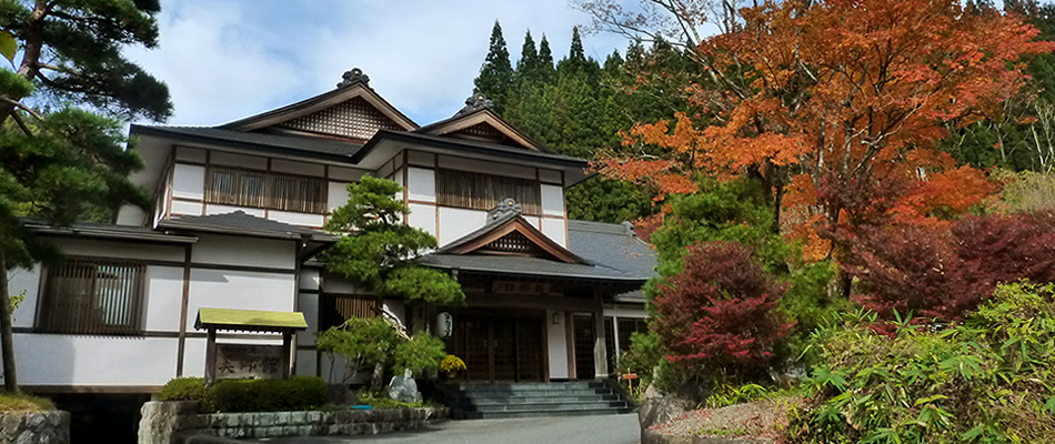 たんげ温泉 美郷館 — 群馬・中之条町 · 渓流沿いの露天とモミジの森に囲まれた一軒宿
