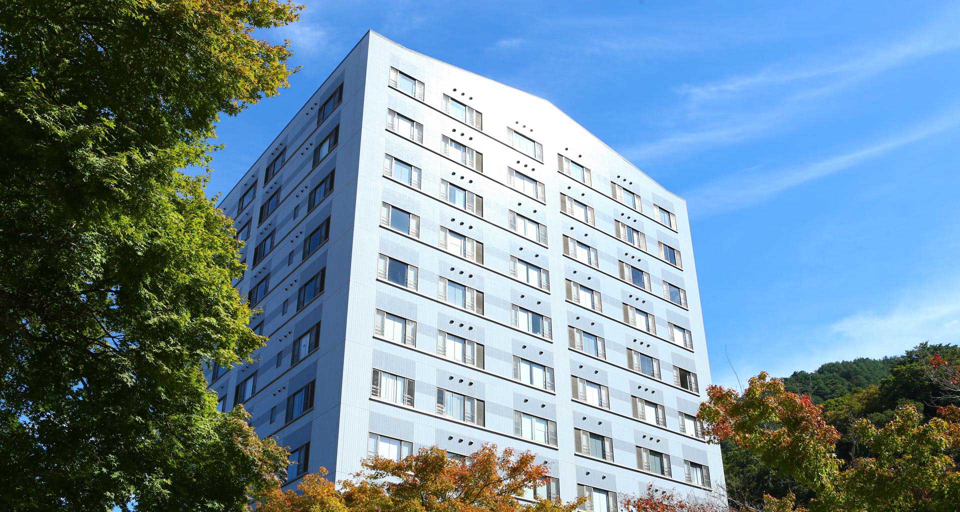 斎藤ホテル — 長野・鹿教湯温泉 · 65室の大型湯治宿、屋内温泉プール併設