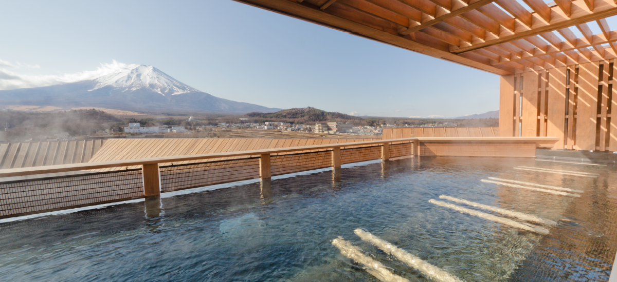 富士山温泉 ホテル鐘山苑 — 富士吉田 · 屋上露天風呂から赤富士を望む 35m の高さの湯船