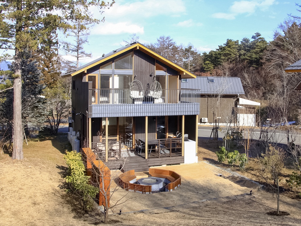 PICA Fujiyama — 山梨・富士河口湖町 · 富士山麓 標高1,000mのアウトドアリゾート、39室のコテージ・ドームテント宿