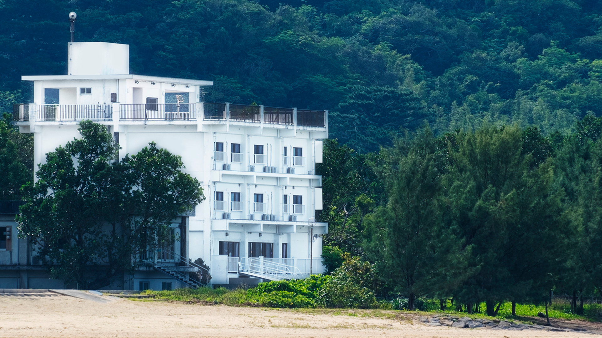 ホテル星立 西表島 — 沖縄県竹富町西表島・星立集落 · 海辺の20室、夜は天の川が立ち上がる