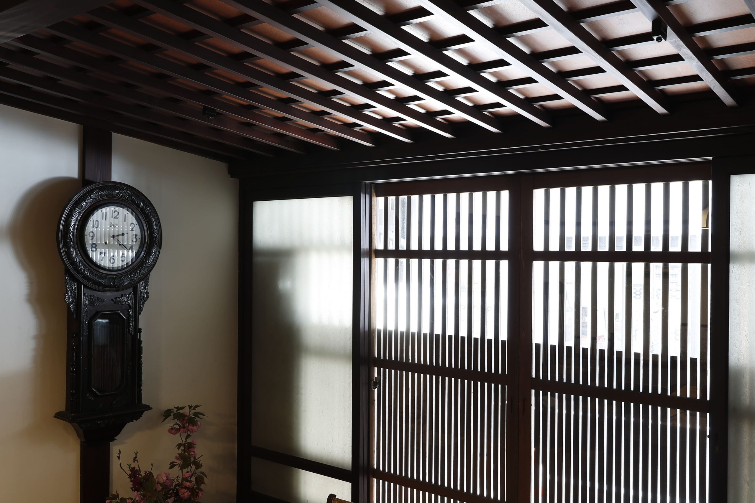 草津温泉 山本館 — 群馬・草津湯畑 · 江戸幕末創業、湯畑西隣の国登録有形文化財の木造旅館